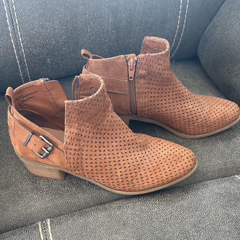 Universal Thread Perforated Ankle Booties